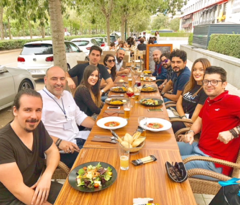 ejemplo de networking la comida con asistentes o ponentes en los eventos